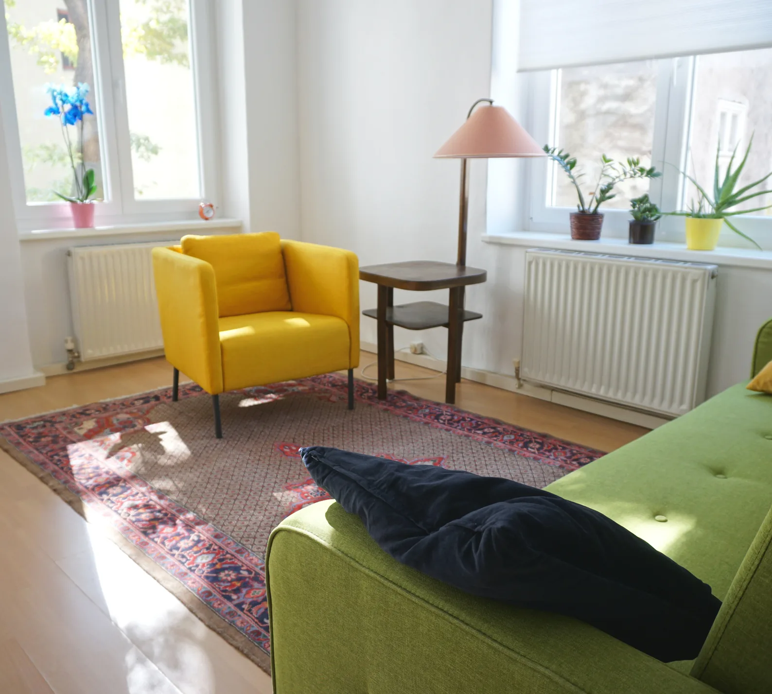 Therapieraum mit zwei Sitzgelegenheiten und großen Fenstern